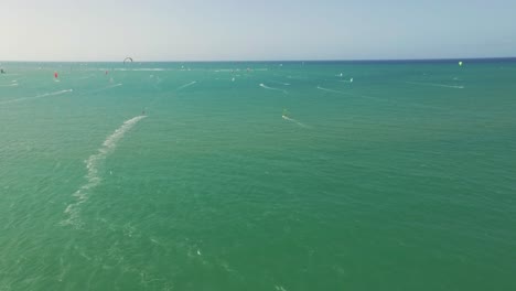 vuelo de drone viendo la cantidad de kitesurfistas que practican este deporte en las playas de cabarete