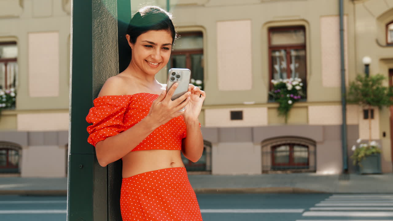 Donna che utilizza smartphone nella città
