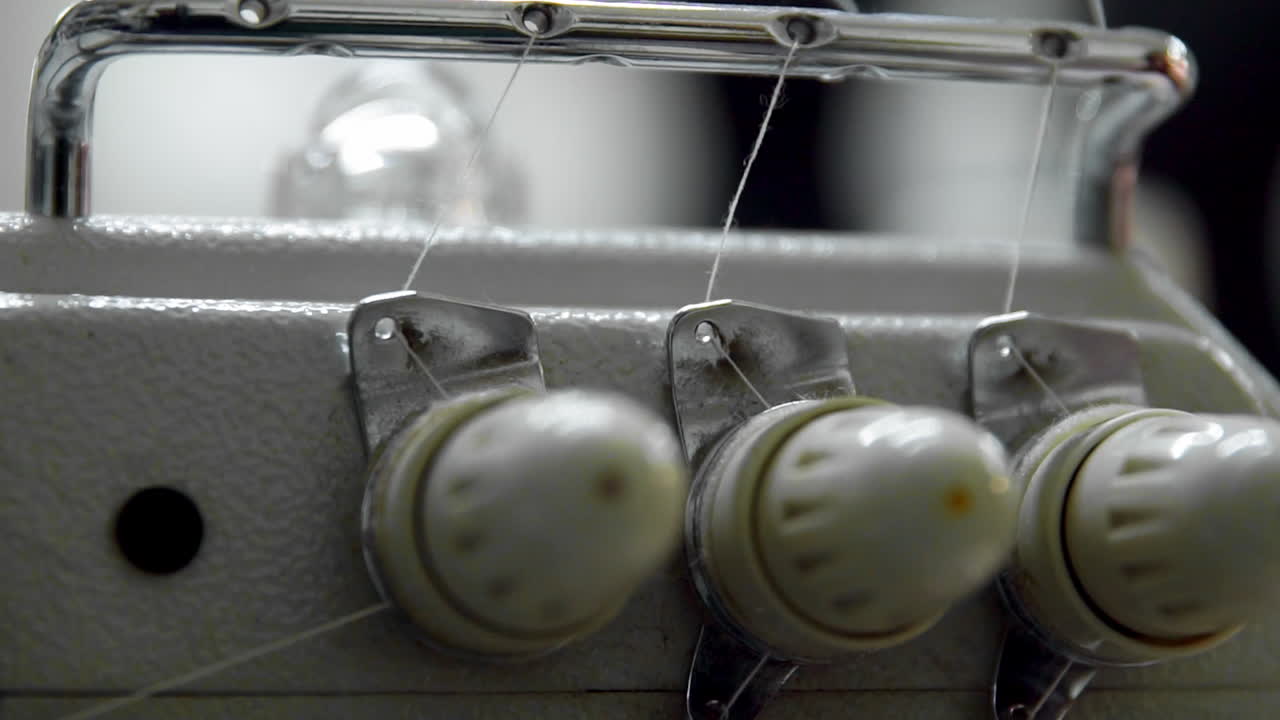 바느질 기계 에 가까이 가서 과정 을 보여 주는 것