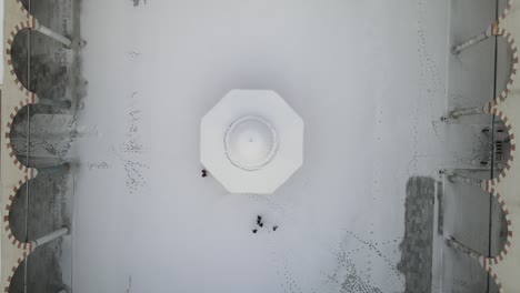 la nieve en la mezquita de camlica, video de avión no tripulado, uskudar istanbul turquía