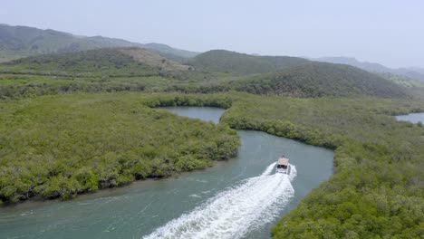 Bootsfahrt-In-Den-Mangrovenwäldern-Des-Nationalparks-Monte-Cristi