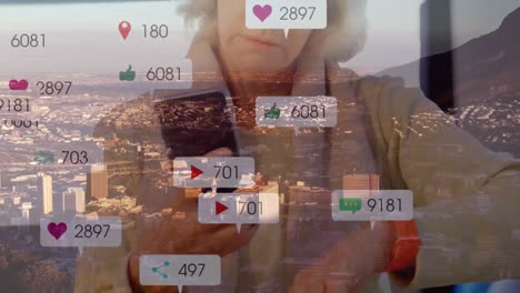 iconos digitales con un número cada vez mayor de mujeres mayores que usan teléfonos inteligentes contra el paisaje urbano