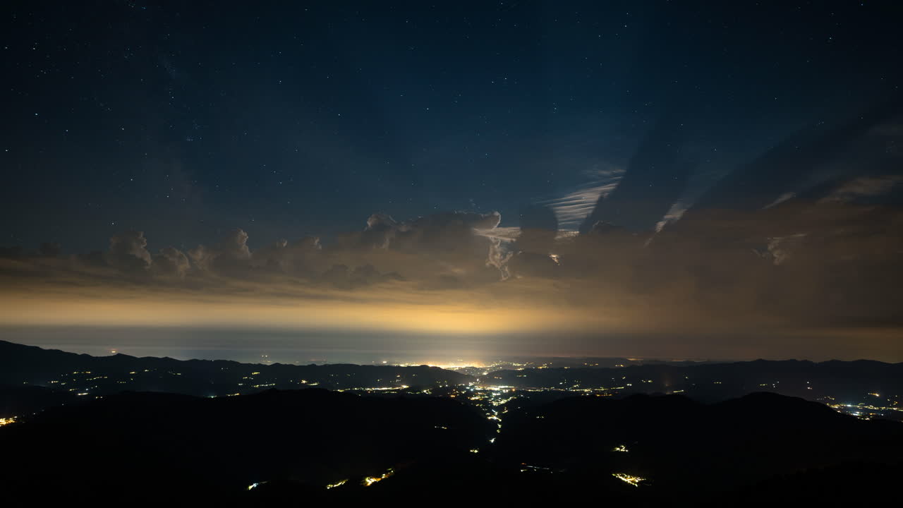 lapso de tiempo crepuscular al atardecer y las estrellas aparecen en el cielo nocturno - relámpagos y lluvia en la costa con horizonte dorado, toscana, italia