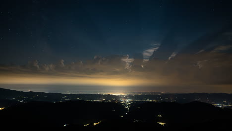 Lapso-De-Tiempo-Crepuscular-Al-Atardecer-Y-Las-Estrellas-Aparecen-En-El-Cielo-Nocturno---Relámpagos-Y-Lluvia-En-La-Costa-Con-Horizonte-Dorado,-Toscana,-Italia