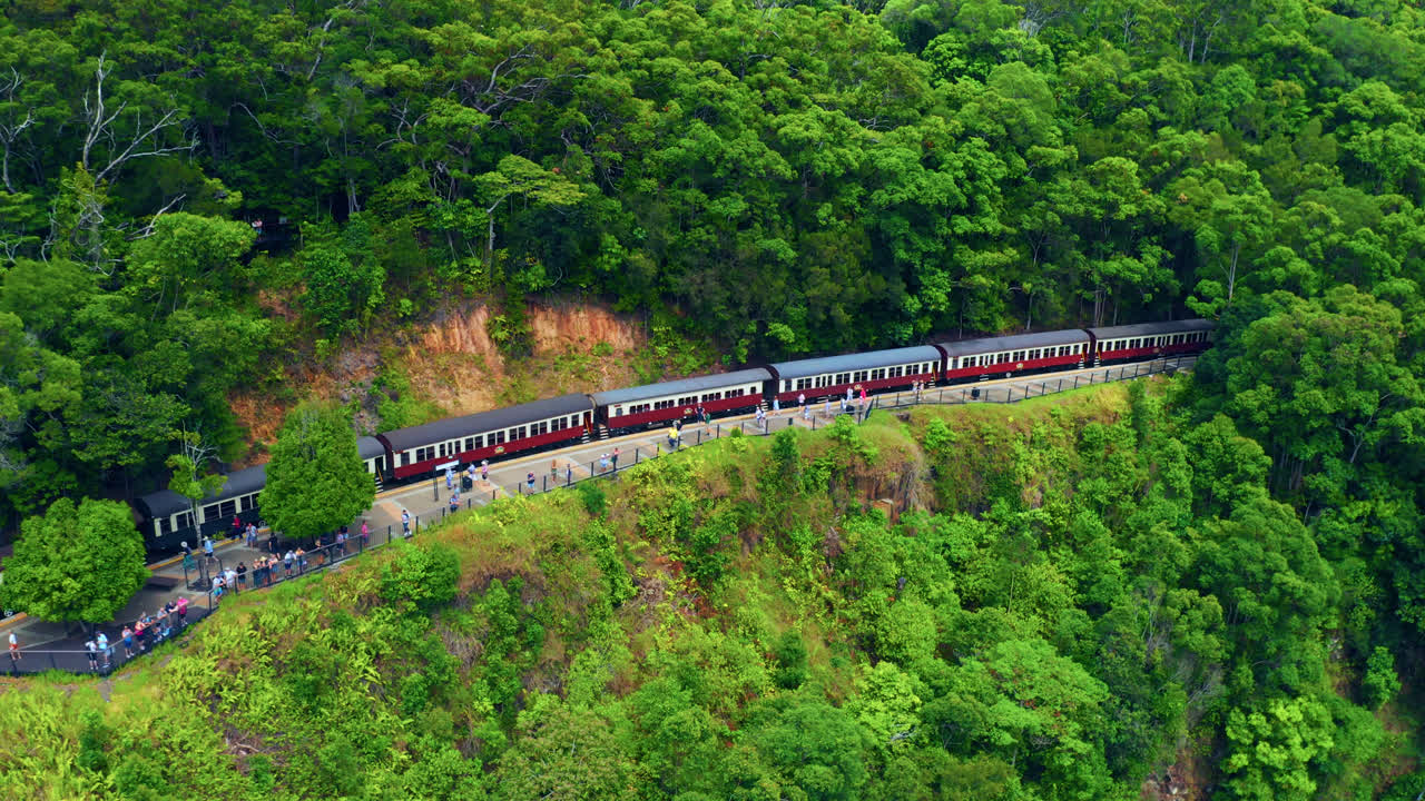 tren panorámico kuranda en queensland, australia - toma aérea de drones