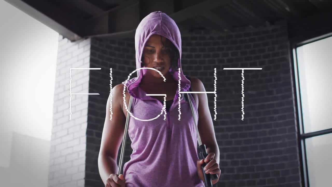 혼성 인종 여성이  ⁇ 줄을 뛰어넘는 싸움 텍스트의 애니메이션