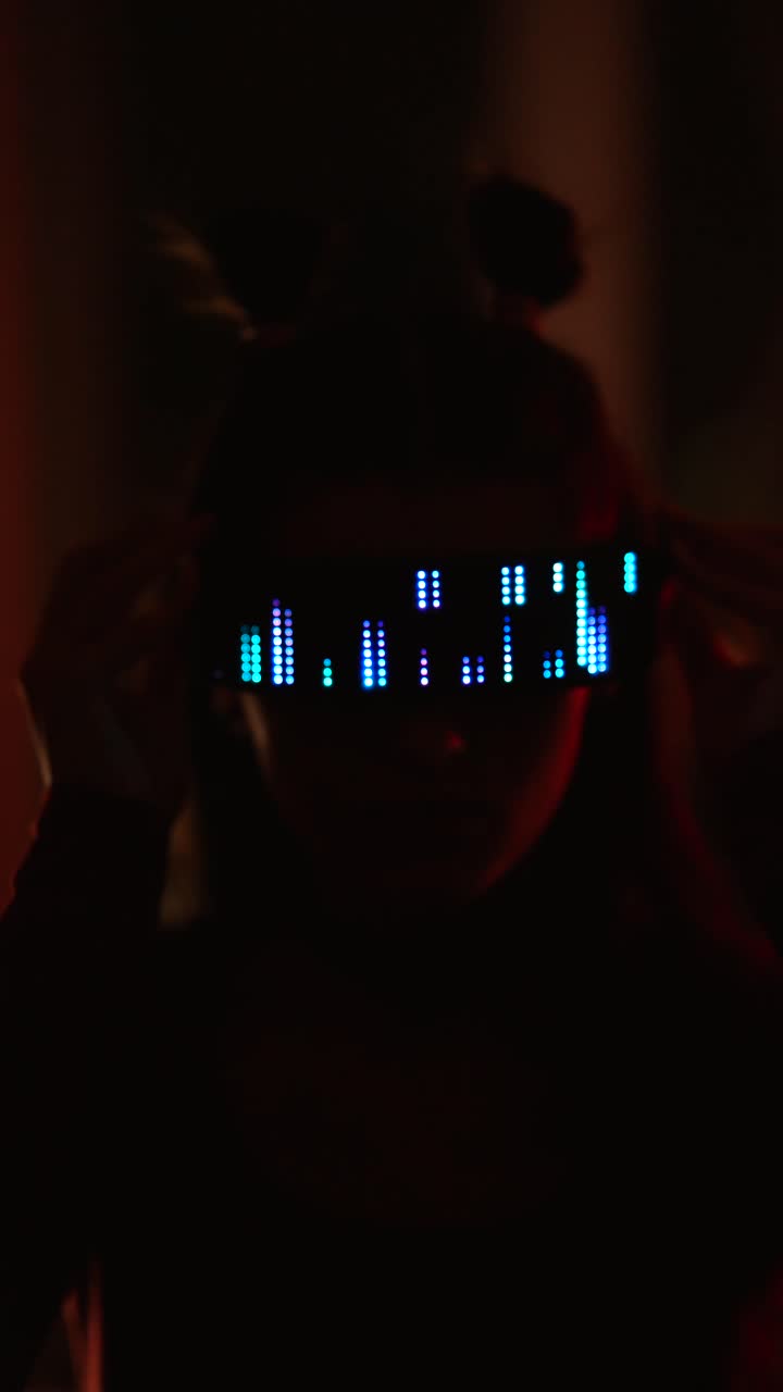 persona que sostiene un visualizador de led brillante