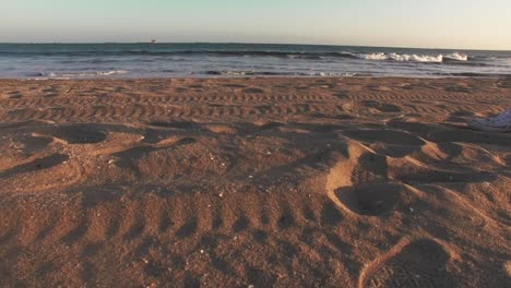 Imágenes-De-Drones-De-La-Playa-De-Focas-En-El-Condado-De-Orange,-California,-Con-Olas-Rompiendo-En-La-Arena