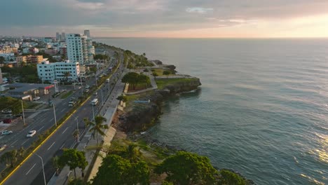 un paseo panorámico por el bulevar frente al mar al atardecer