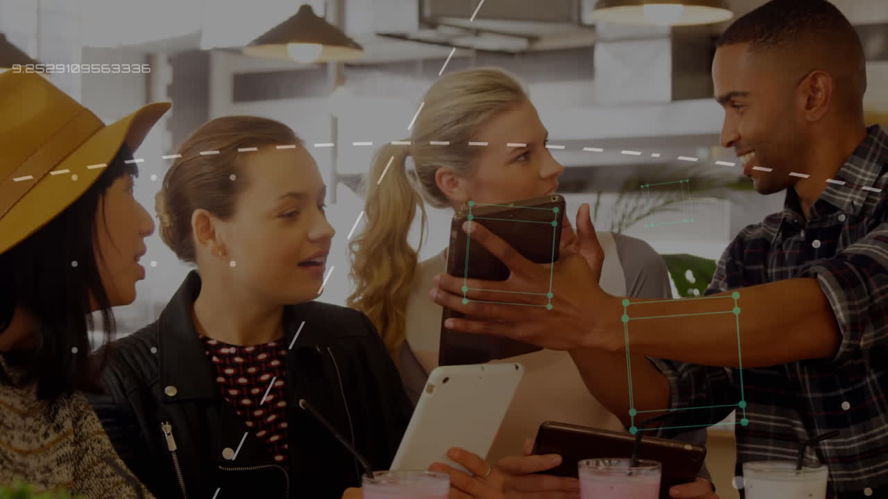 procesamiento de datos contra colegas de oficina que usan tabletas digitales