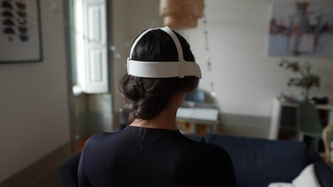 mujer con auriculares vr y controlador en la sala de estar