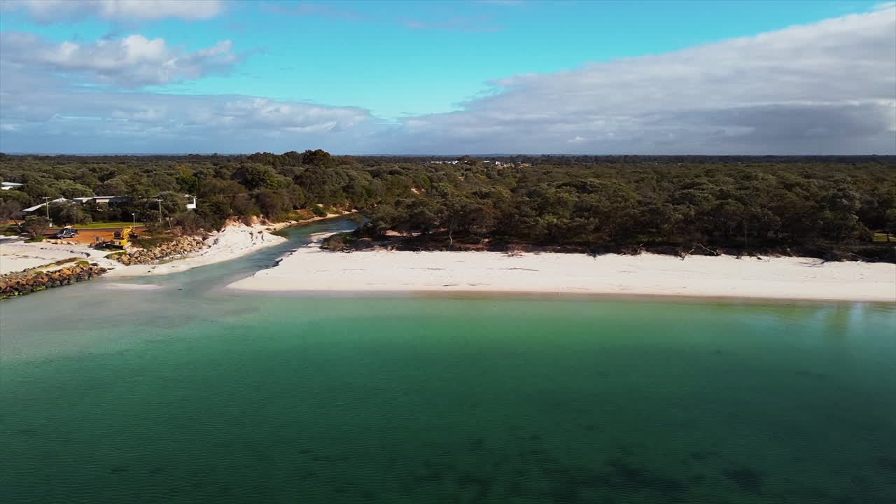 Vista dall'alto delle onde sulla costa e sulla spiaggia con acqua cristallina