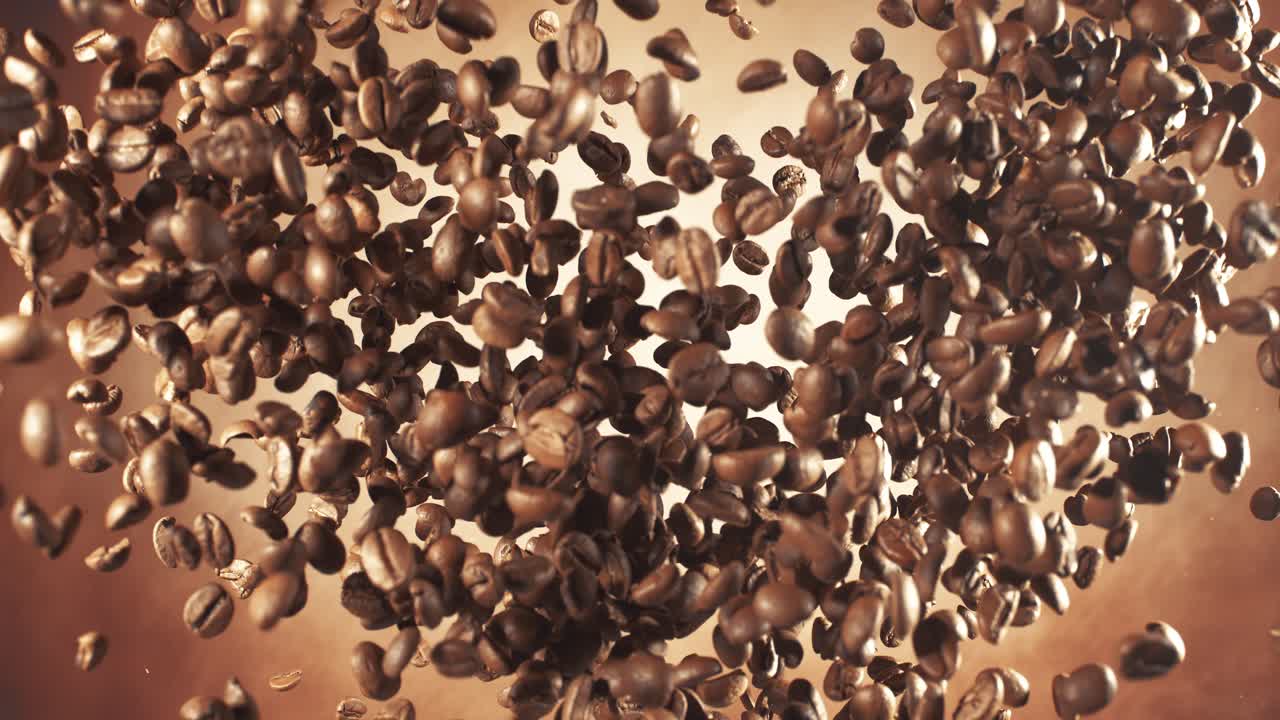 I chicchi di caffè in movimento