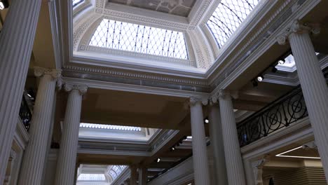 personas estudiando en un gran salón de la biblioteca