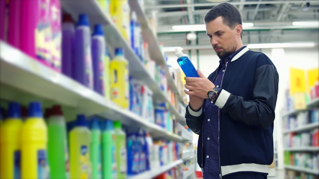 슈퍼마켓 에서 청소 용품 을 구입 하는 사람