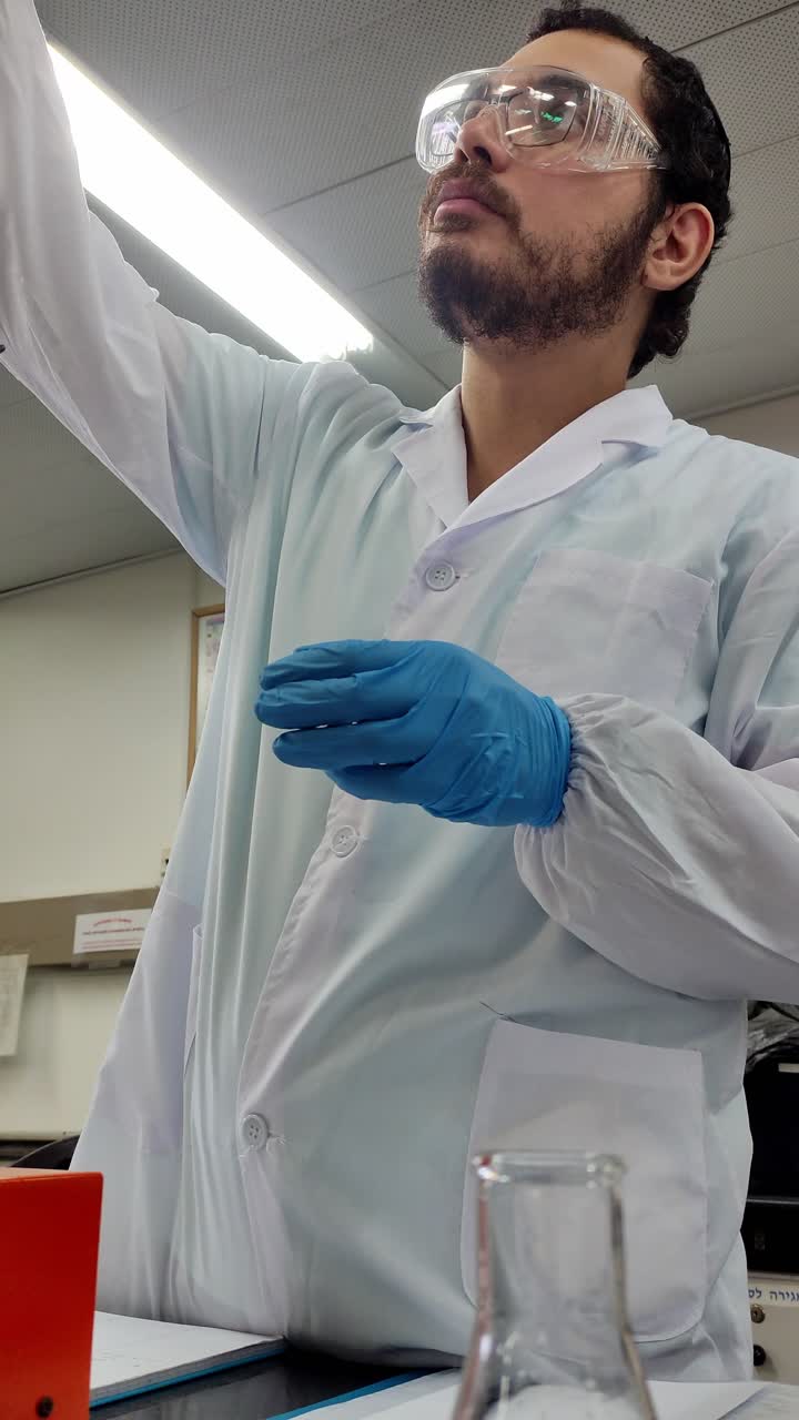Tecnico di laboratorio che maneggia strumenti scientifici