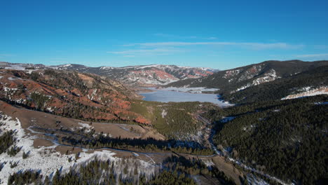 Vista-Aérea-De-La-Temporada-De-Otoño-En-El-Campo-De-Wyoming,-Paisaje,-Nieve-Y-Lago-Congelado,-Disparo-De-Drones