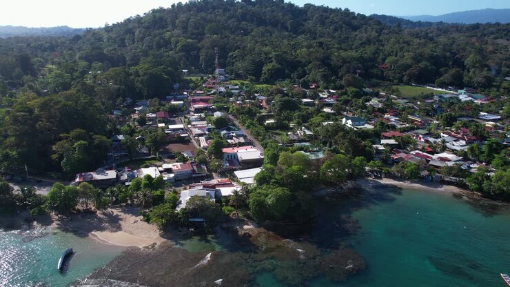 Puerto Viejo de Talamanca, Costa Rica, ripresa con drone di un idilliaco villaggio costiero, destinazione turistica