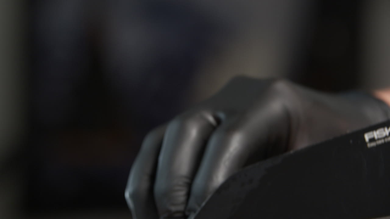 наклон камеры сверху вниз показывает лампу, вырезанную паприку и черный фон