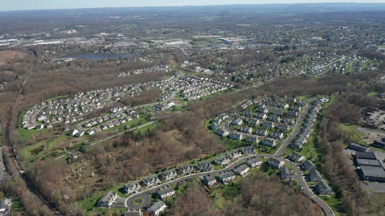 뉴욕의 미들타운에 있는 콘도미니엄과 cul-de-sac 주택의 4k 항공 드론 영상