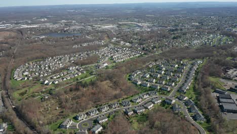 4K-Drohnenaufnahmen-Von-Eigentumswohnungen-Und-Wohnhäusern-In-Sackgassen-In-Middletown,-New-York