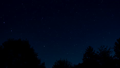 Estrellas-Que-Giran-Alrededor-De-La-Estrella-Del-Norte-En-El-Cielo-Nocturno