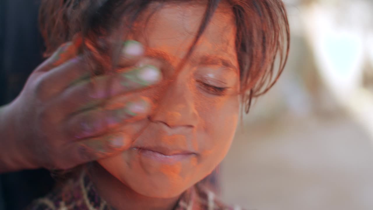 niños celebrando el festival hindú de holi en rajasthan, india