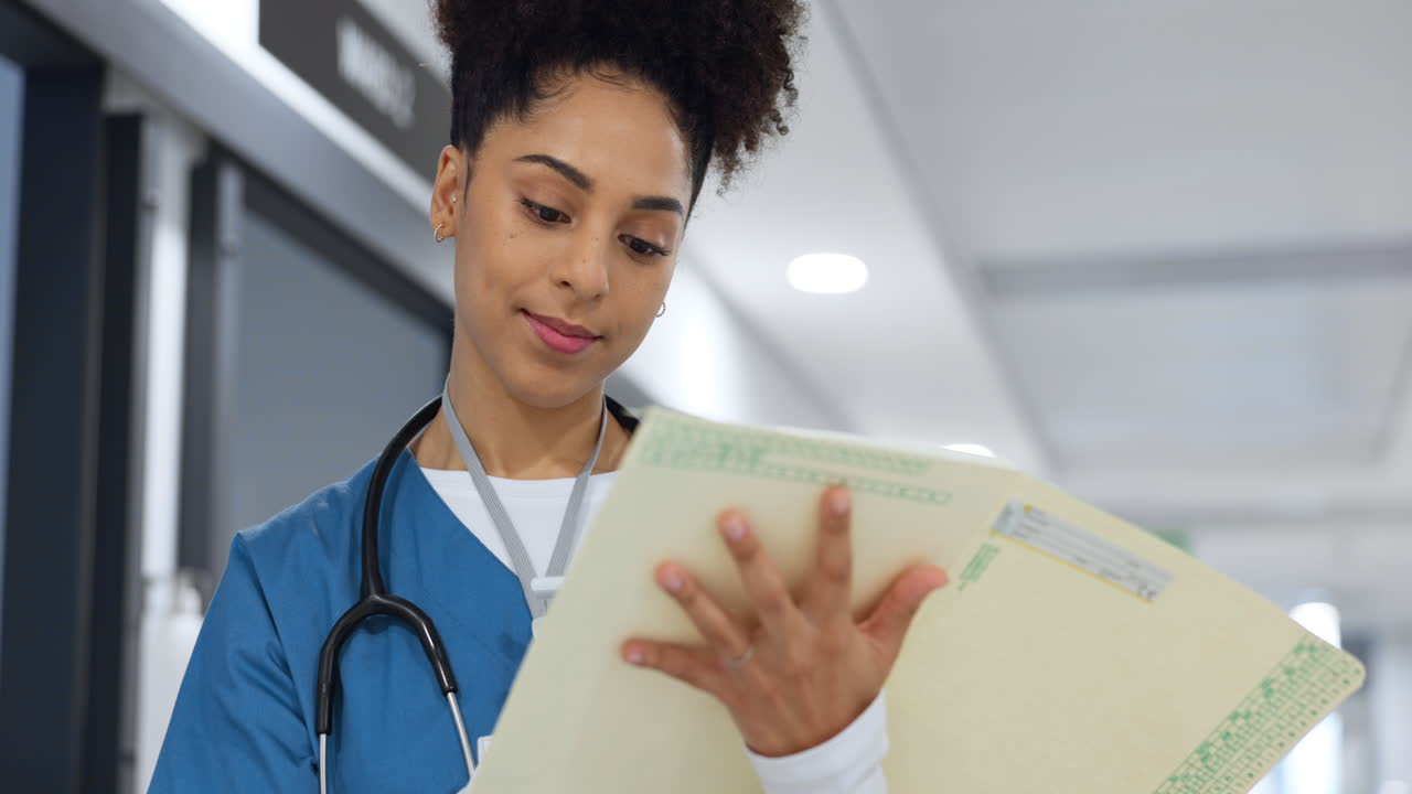 por escrito, enfermera y documento en el hospital