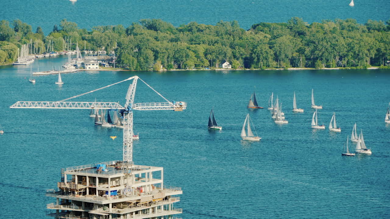 vista de la construcción de un rascacielos en el fondo hay muchos yates en la bahía toronto