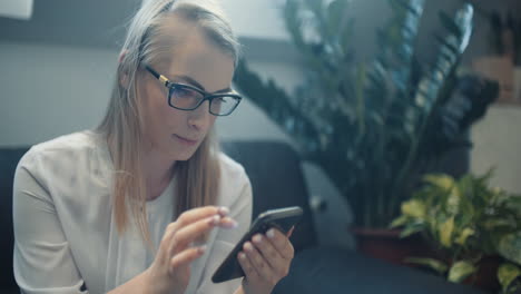 mujer sonriente navega por las redes sociales en su teléfono inteligente