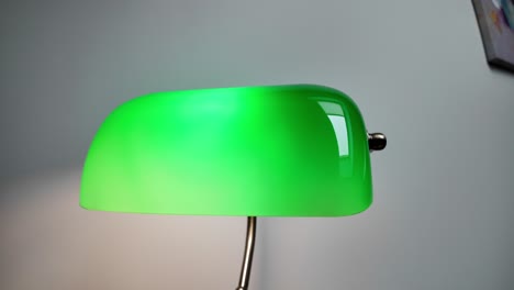 iluminación de lujo. la lámpara de lectura verde