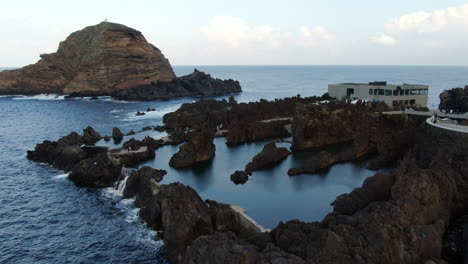fantástica toma aérea en órbita de las hermosas piscinas naturales de la ciudad de porto moniz en la isla de madeira