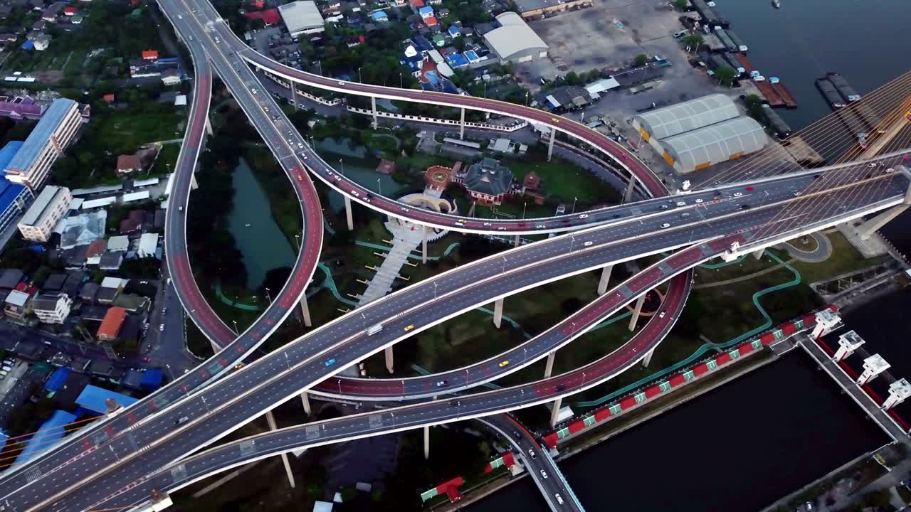 coches conduciendo en carreteras y carreteras de forma circular. vista aérea superior del puente bhumibol en la estructura del concepto de arquitectura de suspensión, ciudad urbana, bangkok, tailandia.