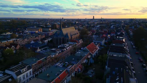 Horizonte-Del-Paisaje-Urbano-De-Arnhem-Con-Iglesia-En-El-Distrito-De-Klarendal-Con-Amanecer-Naranja