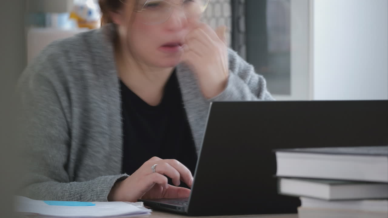 mujer caucásica estudiando en la cocina. lapso de tiempo