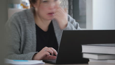 Kaukasische-Frau,-Die-In-Der-Küche-Studiert.-Zeitraffer