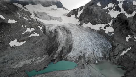 sobrevuelo aéreo de lado a lado frente al glaciar witenwasseren y sus dos lagos glaciares en uri, suiza