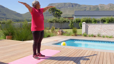 lado viejo asiático mujer mayor haciendo ejercicio en el patio trasero de la casa 4k