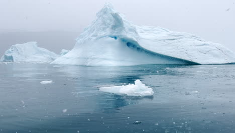 iceberg en los fiordos del este de groenlandia