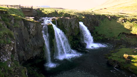 Imágenes-En-Cámara-Lenta-De-Kirkjufellsfoss-Cerca-De-La-Montaña-Kirkjufell-En-La-Península-De-Snaefellsnes,-Islandia