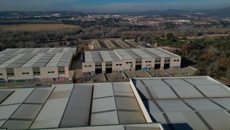 toit en étain d'entrepôts abandonnés à santa maria can vilalba, près d'abrera