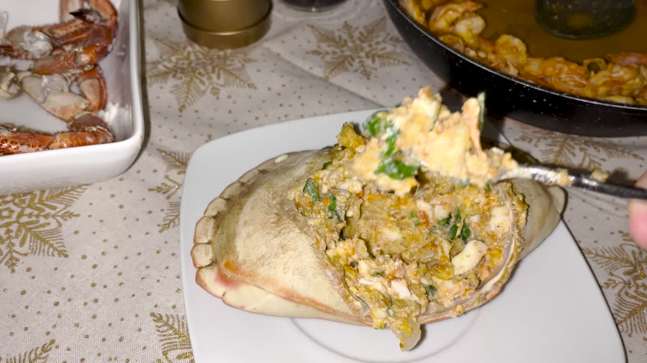 Eat a typical Portuguese vegetable pastel. Pastel is a kind of pastry made by placing filling on top of the dough, then folding it and closing it tightly. Pastel can be sweet or savory.