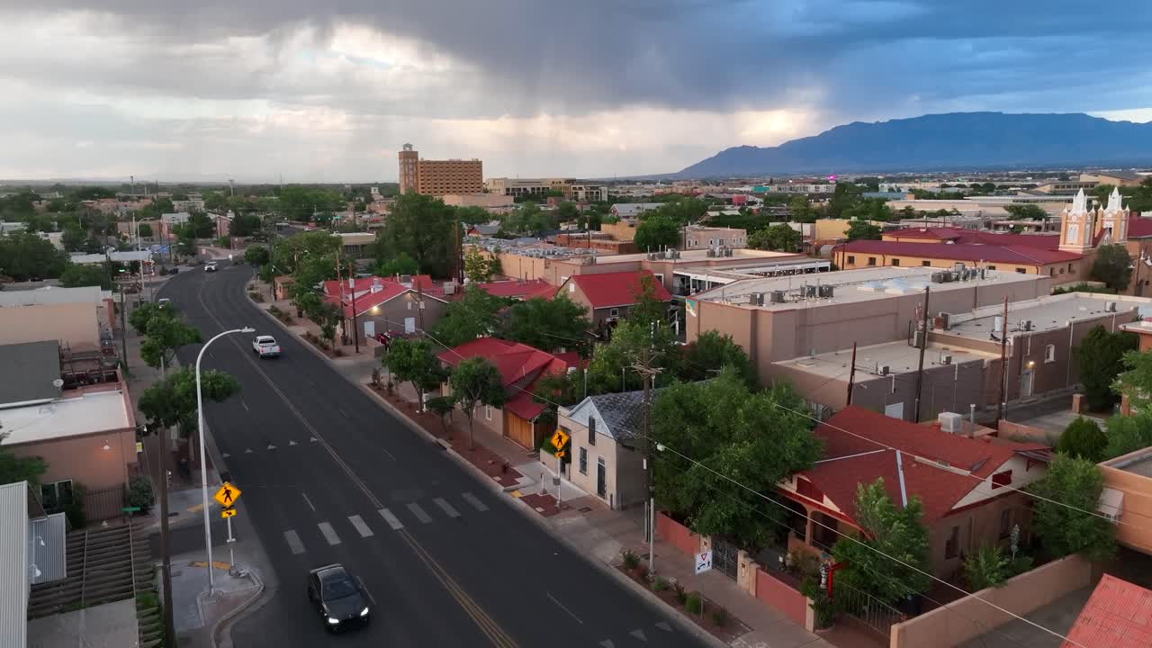 Abitazioni vivaci in un sobborgo di Albuquerque, Nuovo Messico