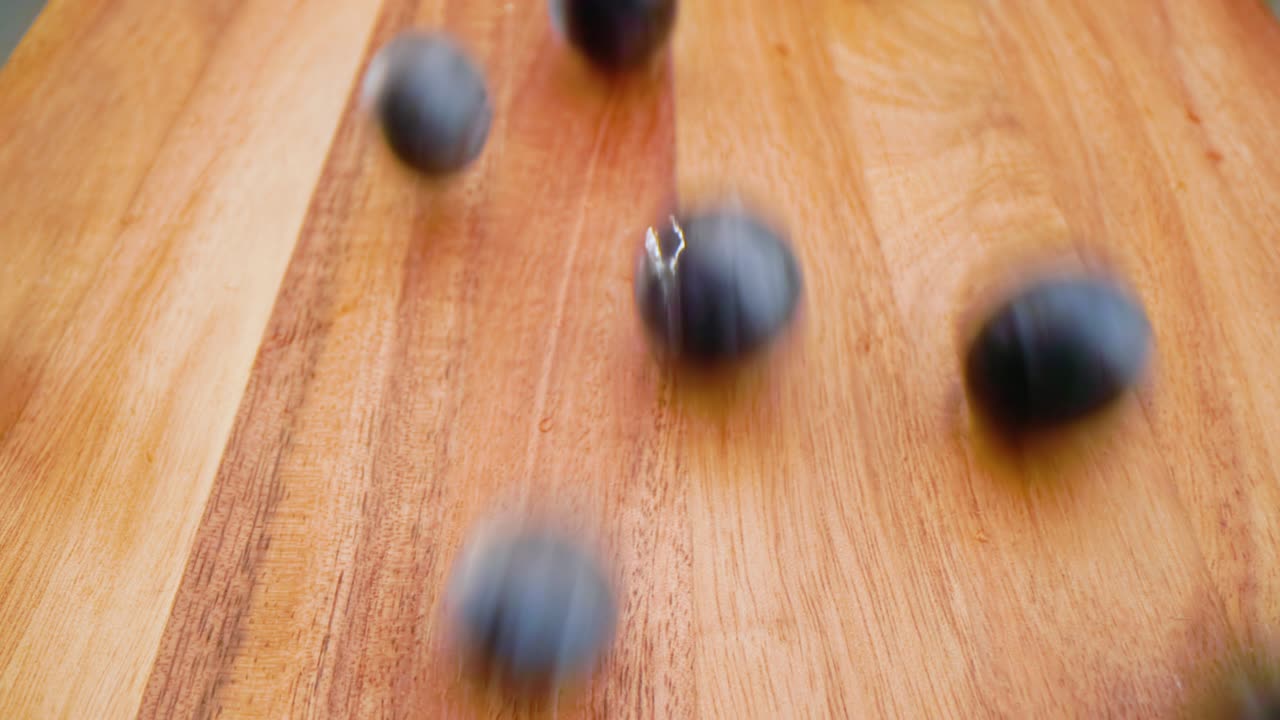 블루베리가 절단판 아래로 굴러가는 것