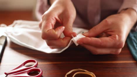 mujer caucásica haciendo su máscara facial