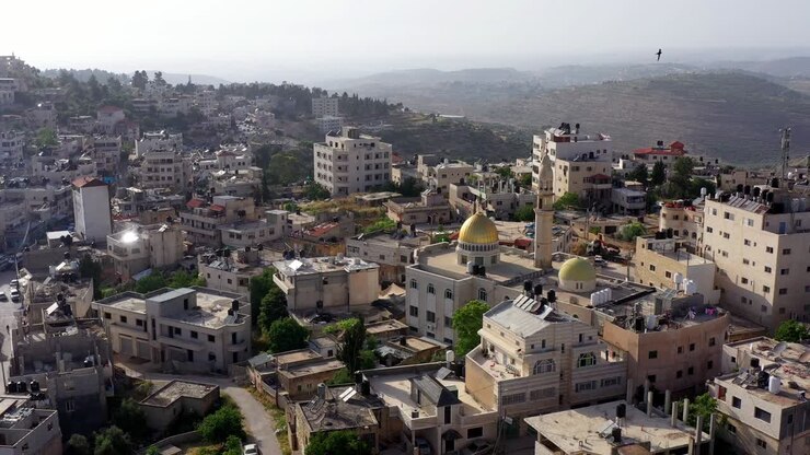 Vista aerea sulla moschea con cupola dorata nella città palestinese di Biddu, vicino a Gerusalemme