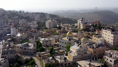 vista aérea de la mezquita de la cúpula dorada en la ciudad palestina de biddu, cerca de jerusalén