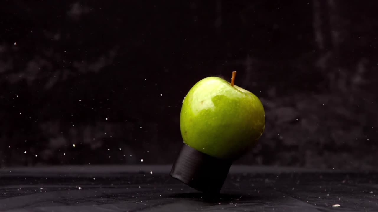 alguien disparando una manzana verde