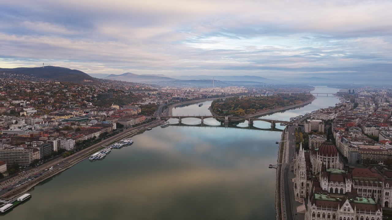 La luce del sole mattutino illumina l'Isola Margherita e il Danubio, con il Parlamento ungherese che si erge fiero in primo piano