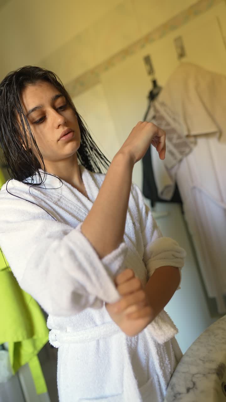 mujer preparándose en un baño